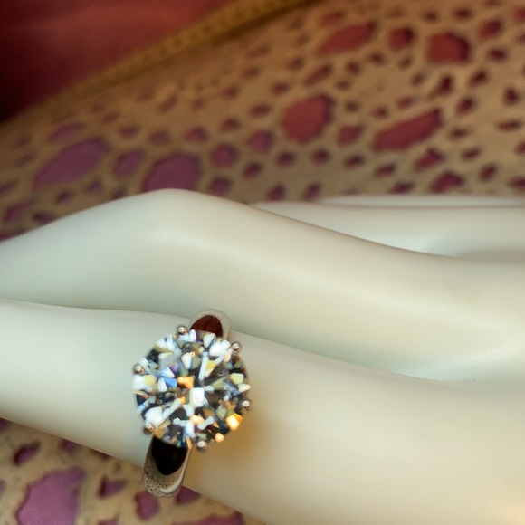 Bella Luce White Diamond Simulant Ring - Picture 9 of 15